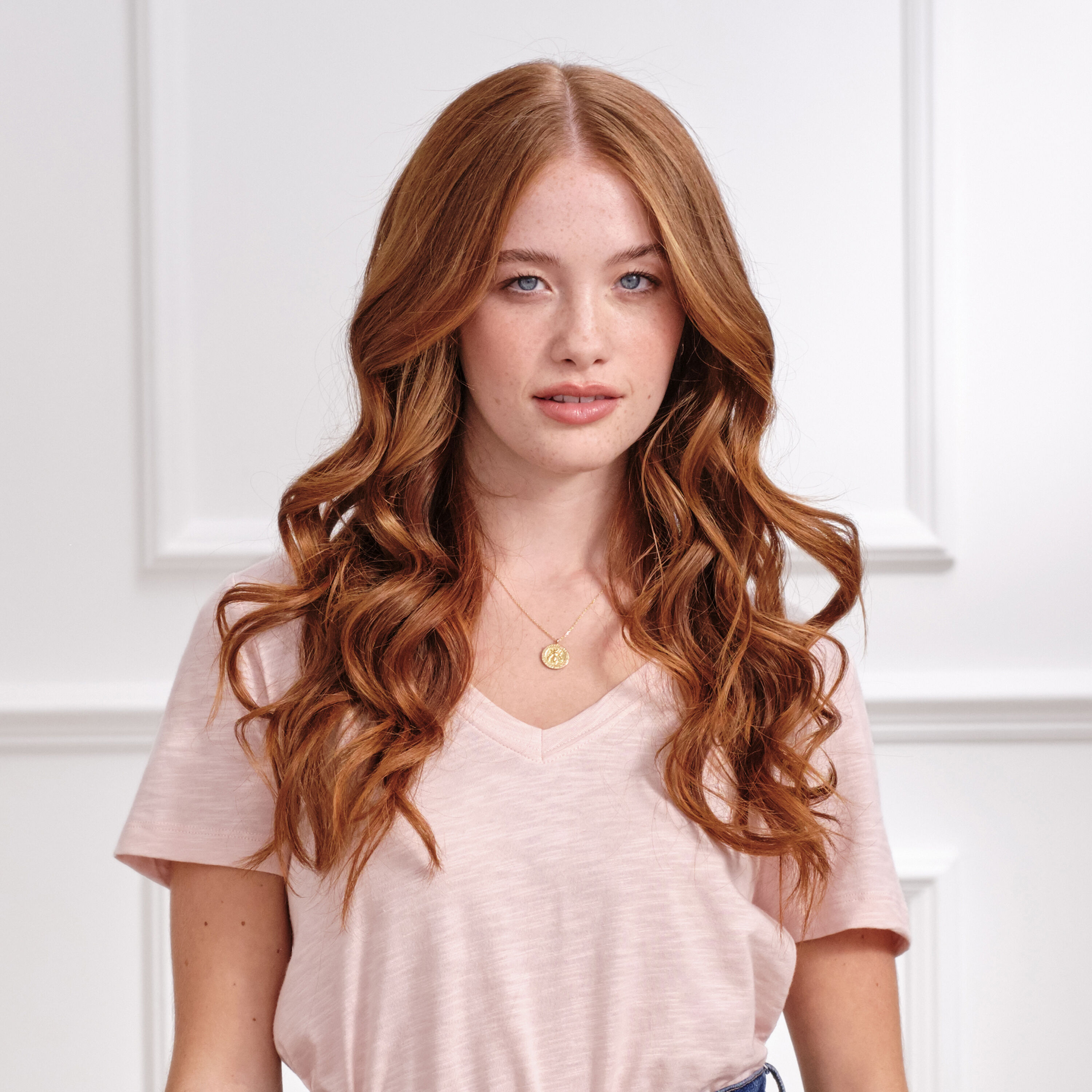 Modell mit Haar gestylt mit Boucleur 32mm Curling Tong